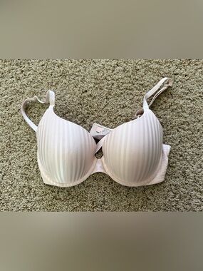 Victoria’s Secret Light Pink Striped T-Shirt Bra 34D Underwire Lightly Lined